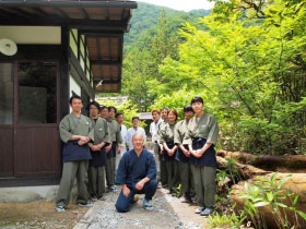 奥飛騨 福地温泉 山里のいおり草円 オーナーとスタッフ