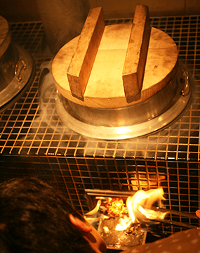 毎日、薪で炊かれるごはん