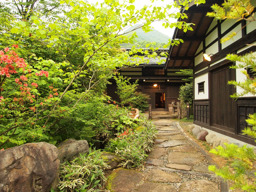 新緑の福地温泉草円