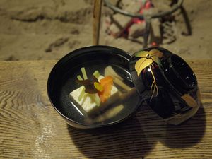 12月の献立の一例 お吸い物　山里のいおり草円